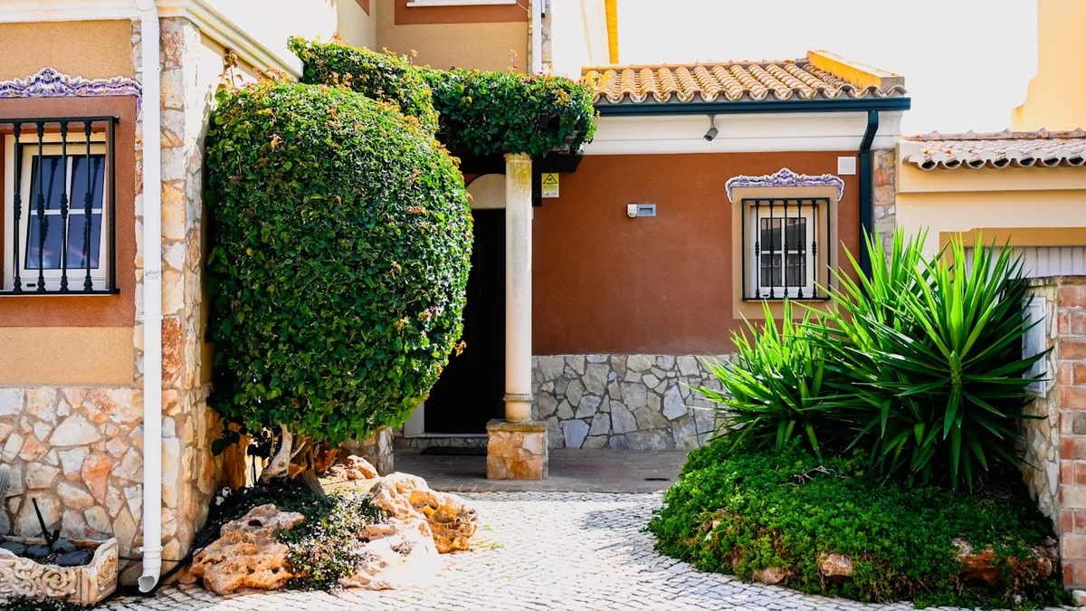 How to Clean Pavers in Florida: A Homeowner's Guide